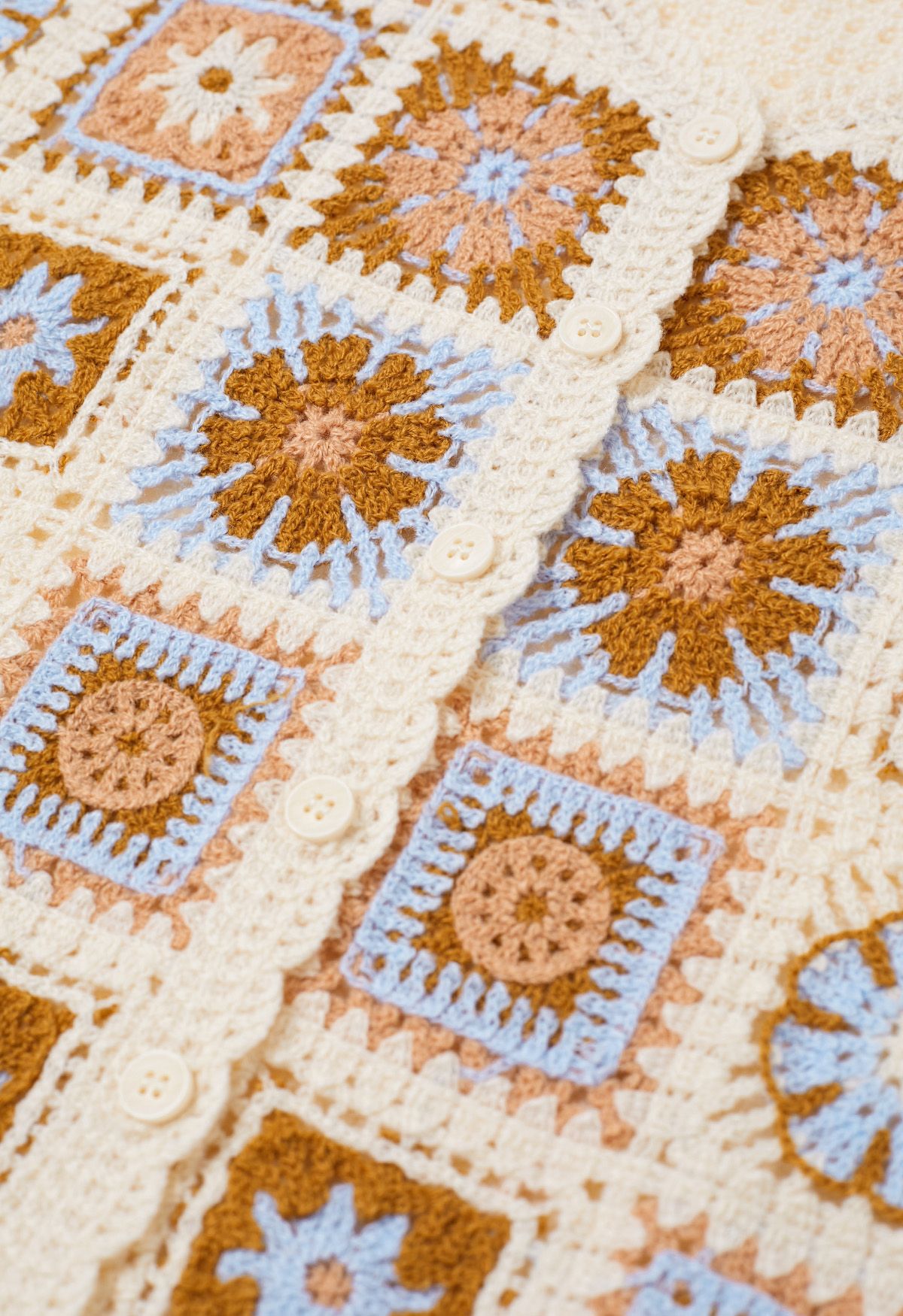 Gehäkelte Strickweste mit Blumen-Patchwork und Knöpfen