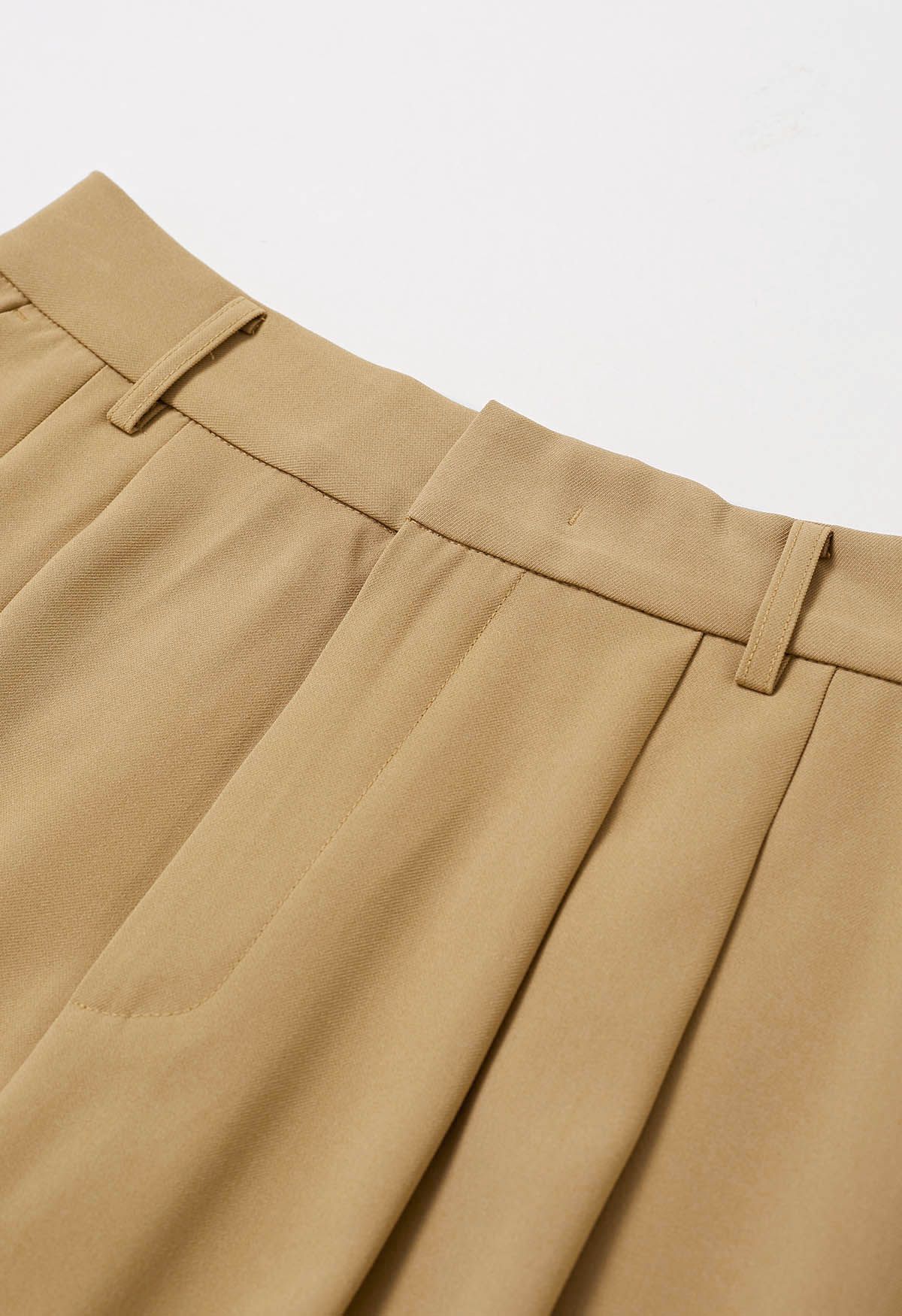 Bundfaltenhose mit Gürtel und Seitentaschen in Camel