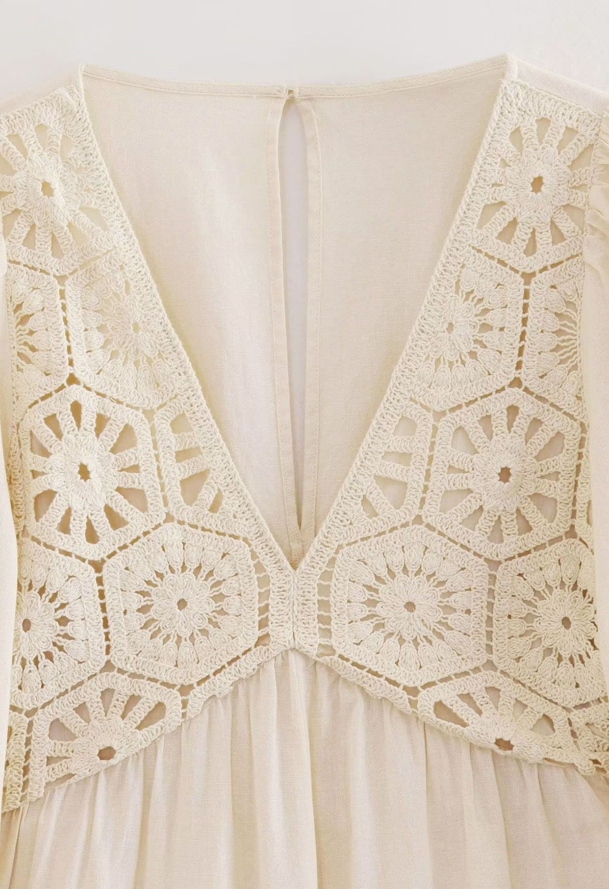 Playsuit mit tiefem V-Ausschnitt, floralem Cutwork und Puffärmeln