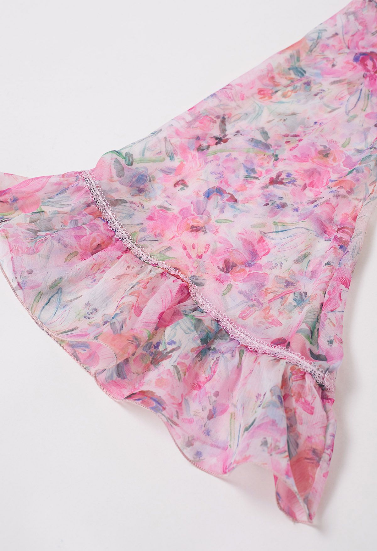 Transparentes Top mit Rüschen und Glockenärmeln in Rosa mit Aquarellblumen