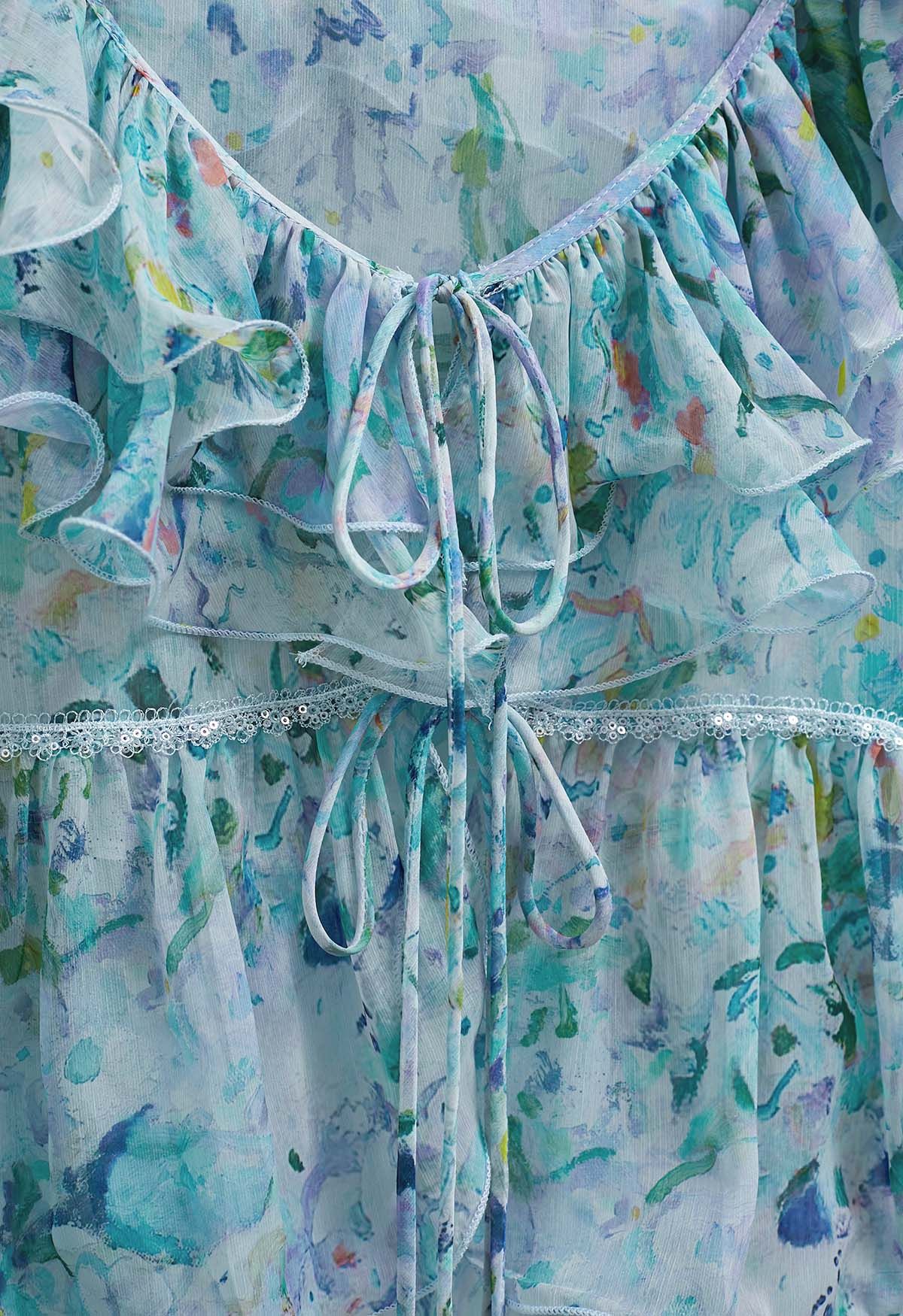 Transparentes Top mit Rüschen und Glockenärmeln in Aquarell-Blumenmuster in Blau