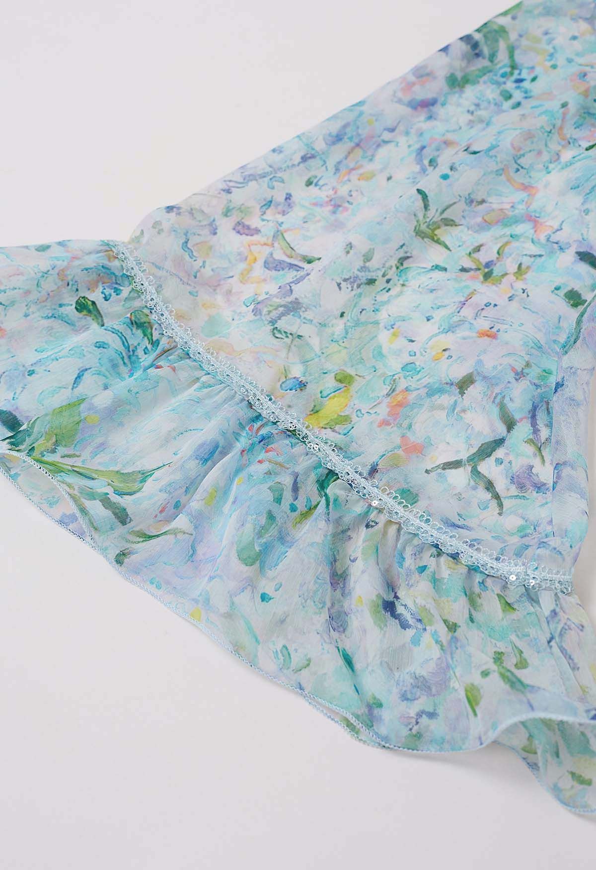 Transparentes Top mit Rüschen und Glockenärmeln in Aquarell-Blumenmuster in Blau