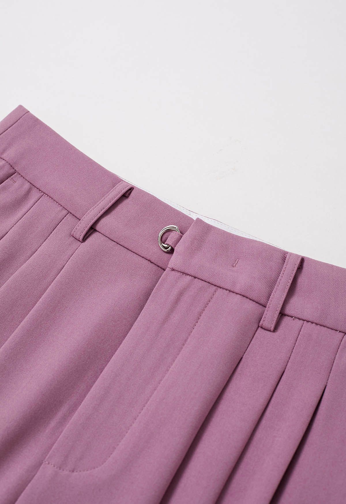 Plissierte Hose mit geradem Bein und verstellbarem Gürtel in Violett