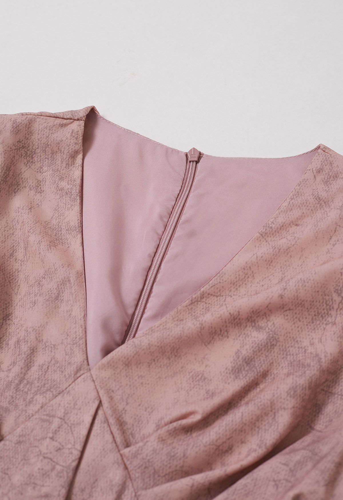 Bedrucktes Rüschenkleid mit V-Ausschnitt, gepolsterten Schultern und in Rosa