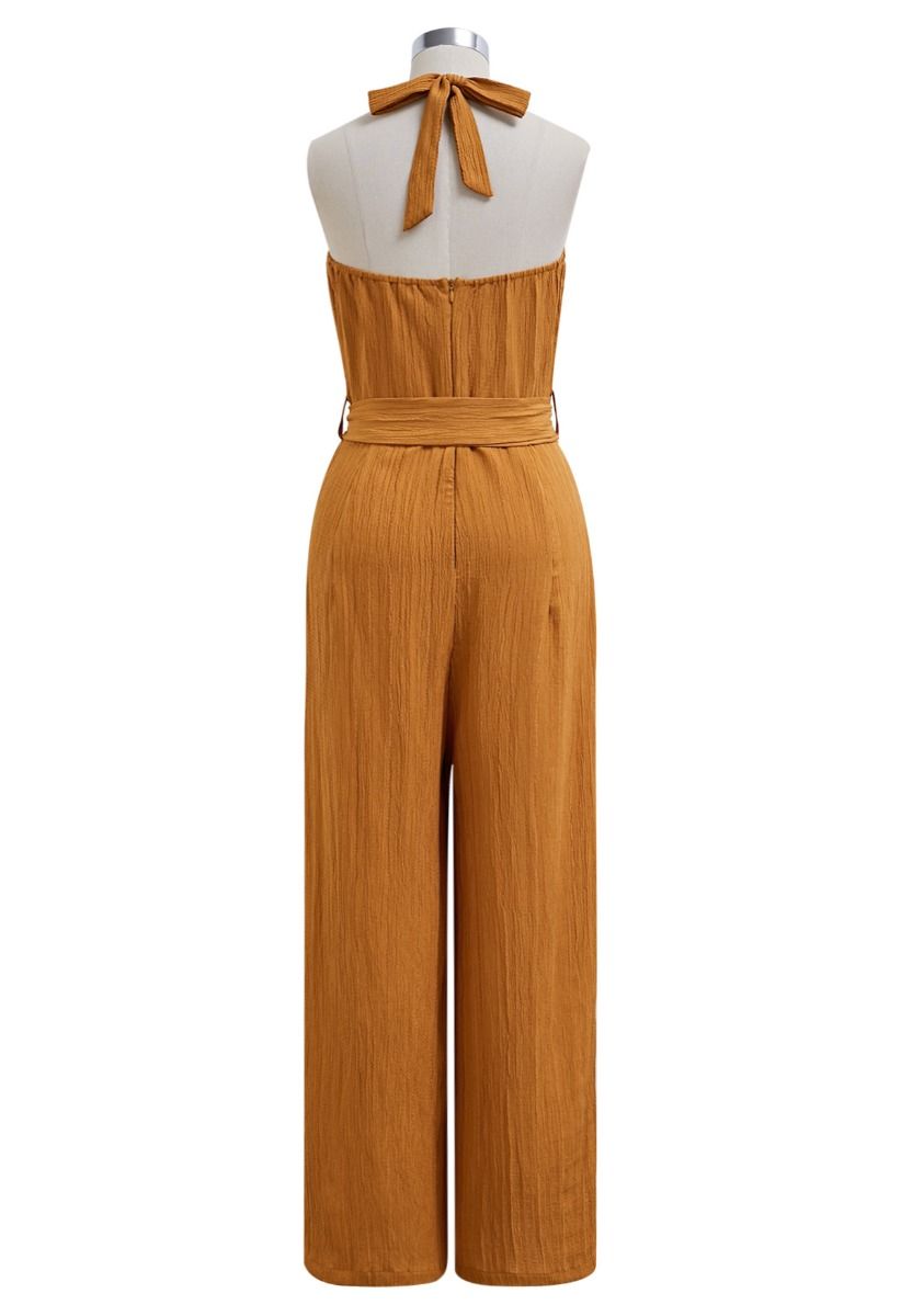 Strukturierter Neckholder-Jumpsuit mit weitem Bein und Bindegürtel