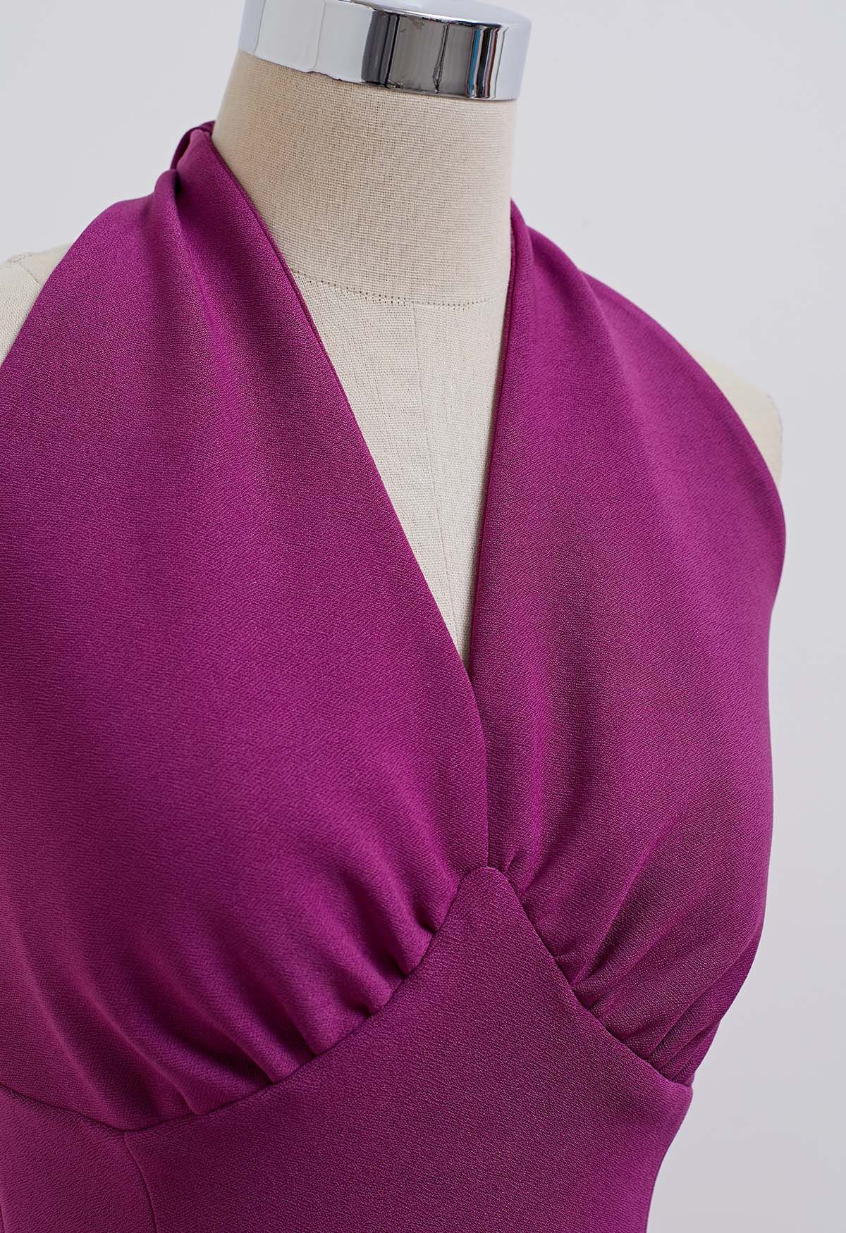 Modern Muse – Neckholder-Etuikleid mit Schlitz in Magenta