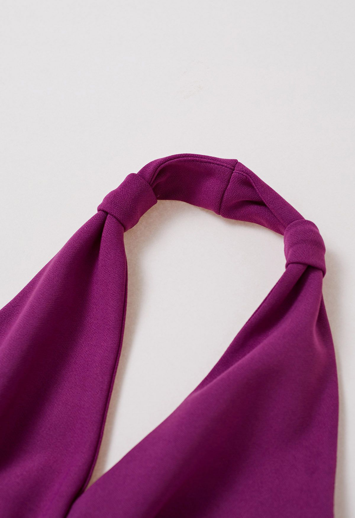 Modern Muse – Neckholder-Etuikleid mit Schlitz in Magenta