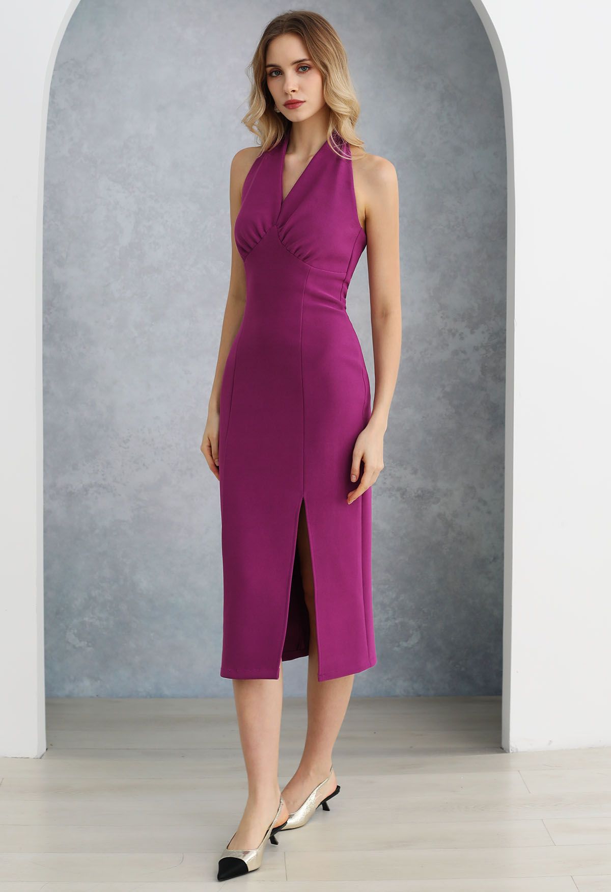 Modern Muse – Neckholder-Etuikleid mit Schlitz in Magenta