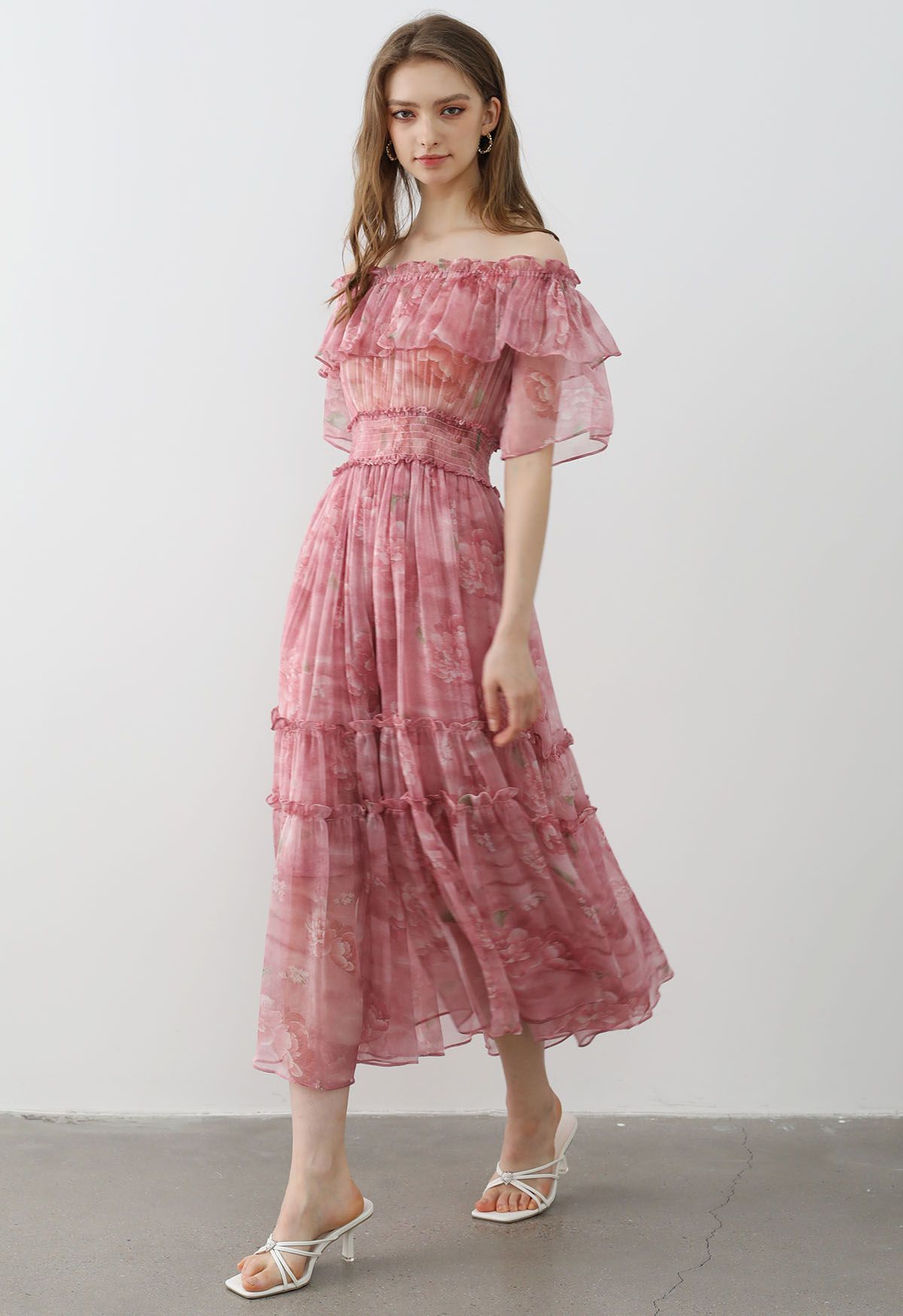 Summer Days – Schulterfreies Chiffonkleid mit Blumenmuster und Rüschen in Rosa