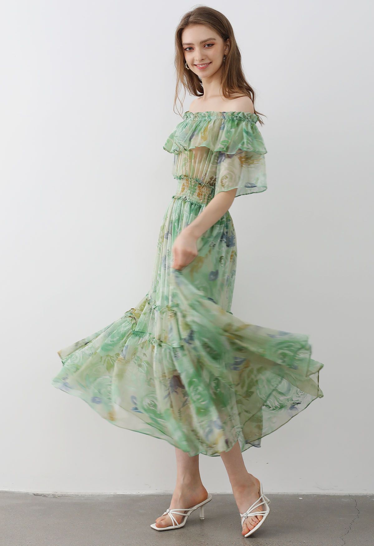 Summer Days – Schulterfreies Chiffonkleid mit Blumenmuster und Rüschen in Grün