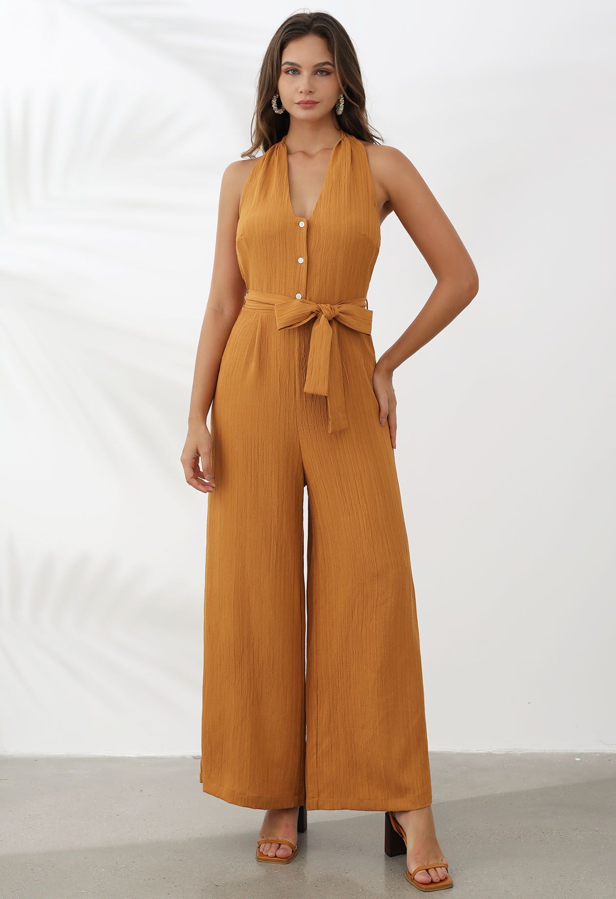 Strukturierter Neckholder-Jumpsuit mit weitem Bein und Bindegürtel