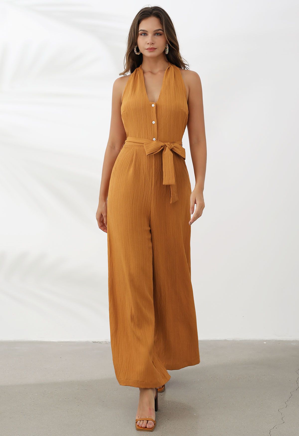 Strukturierter Neckholder-Jumpsuit mit weitem Bein und Bindegürtel