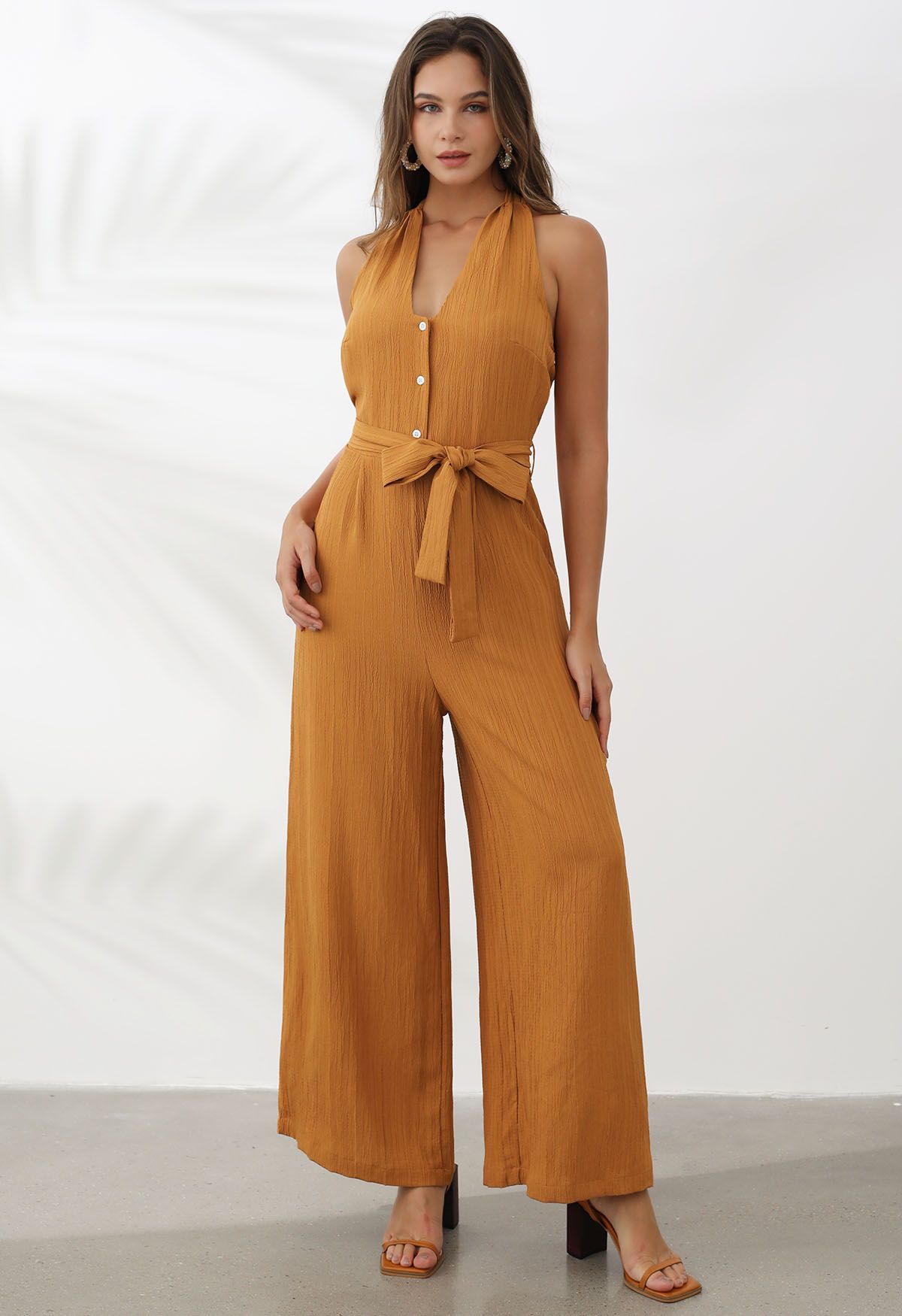 Strukturierter Neckholder-Jumpsuit mit weitem Bein und Bindegürtel