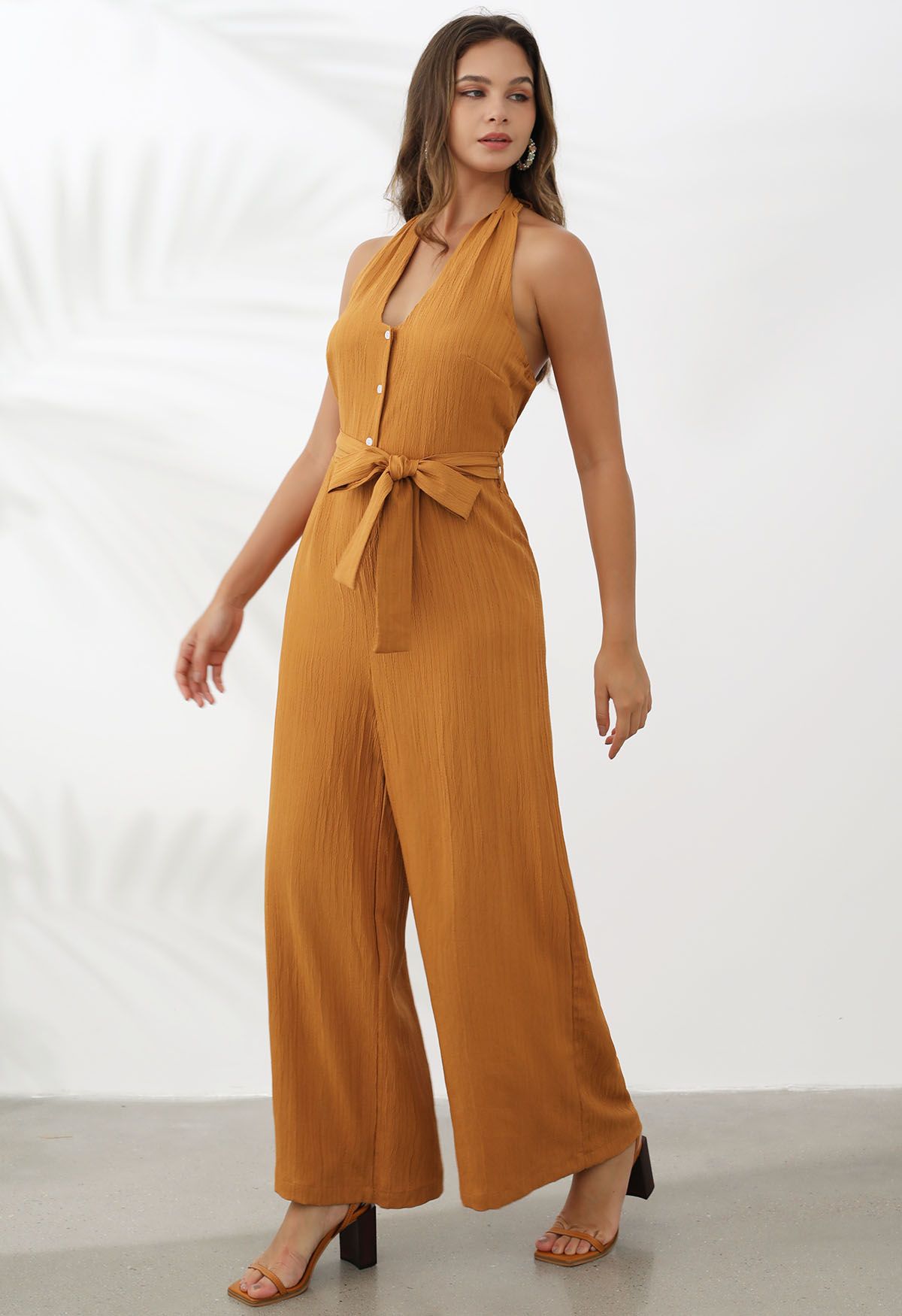 Strukturierter Neckholder-Jumpsuit mit weitem Bein und Bindegürtel