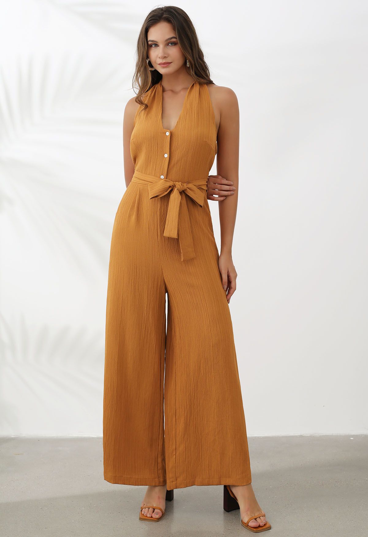 Strukturierter Neckholder-Jumpsuit mit weitem Bein und Bindegürtel