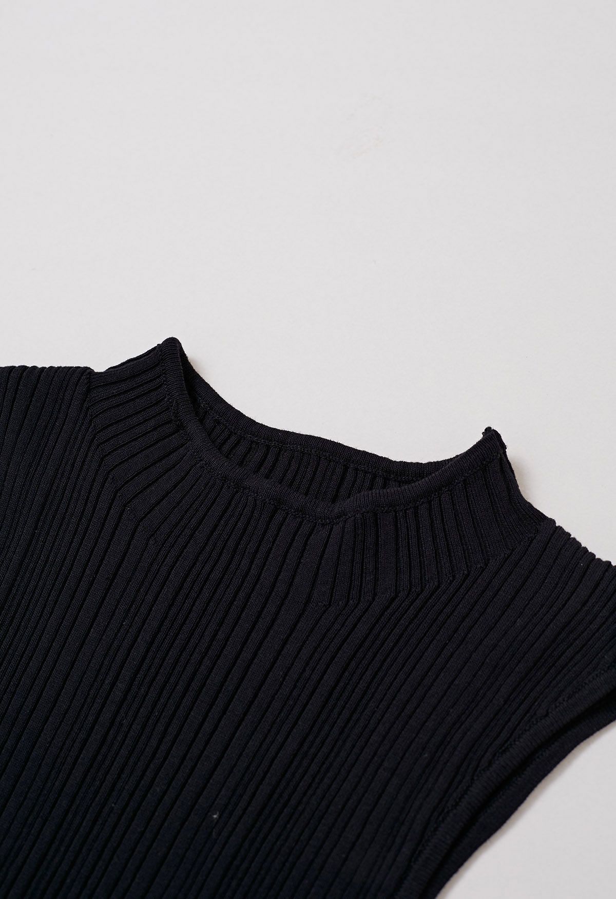 Minimalistisches, ärmelloses Stricktop mit gerippter Struktur in Schwarz