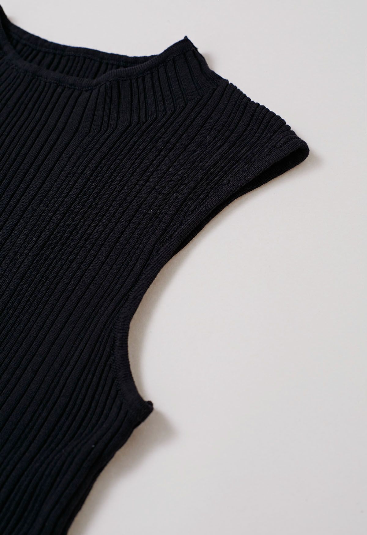 Minimalistisches, ärmelloses Stricktop mit gerippter Struktur in Schwarz