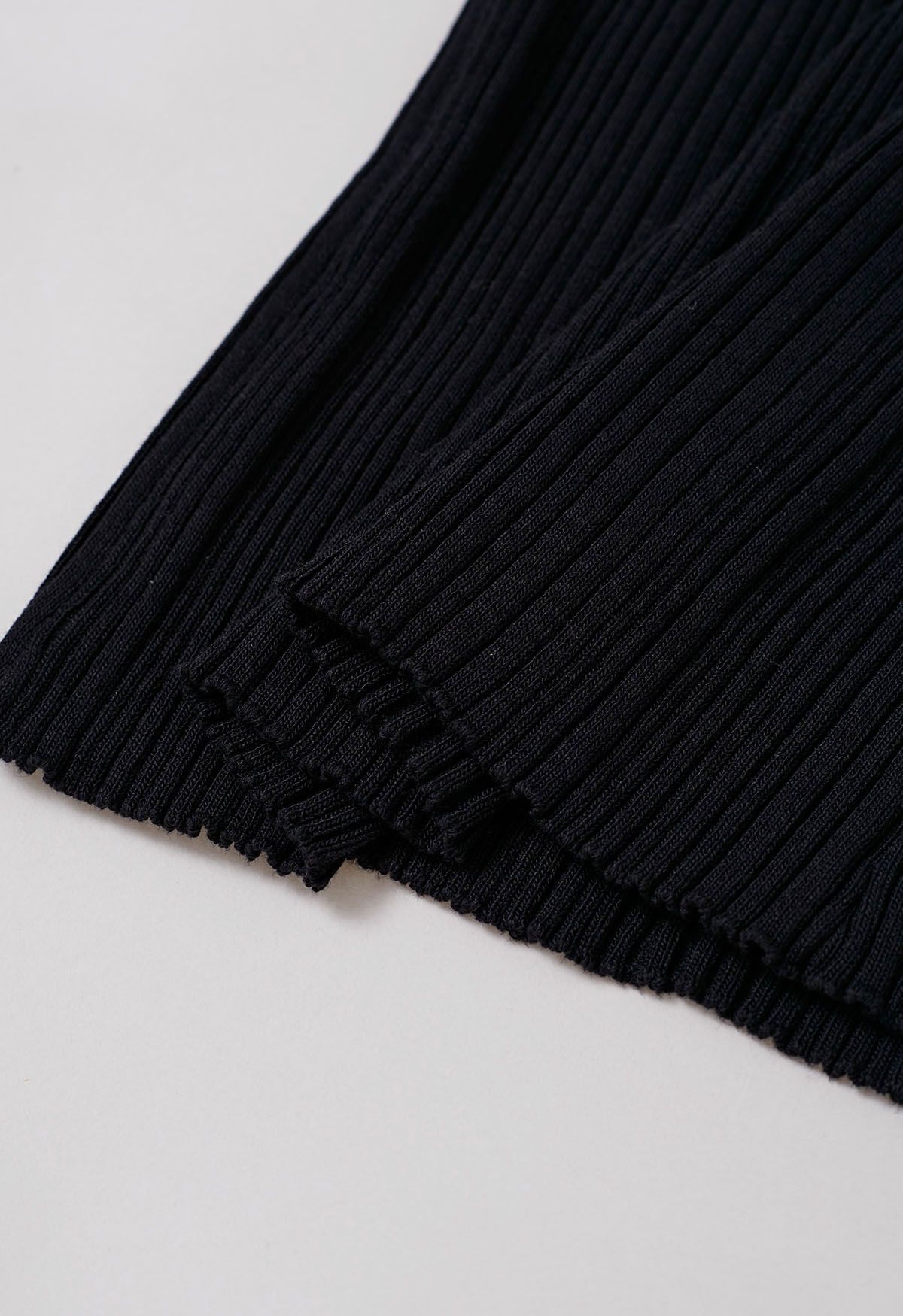 Minimalistisches, ärmelloses Stricktop mit gerippter Struktur in Schwarz