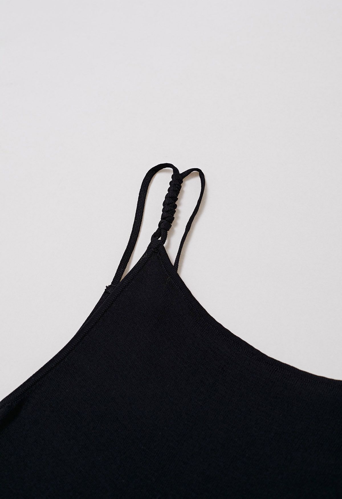 Camisole-Oberteil aus Strick mit geflochtenen Trägern in Schwarz