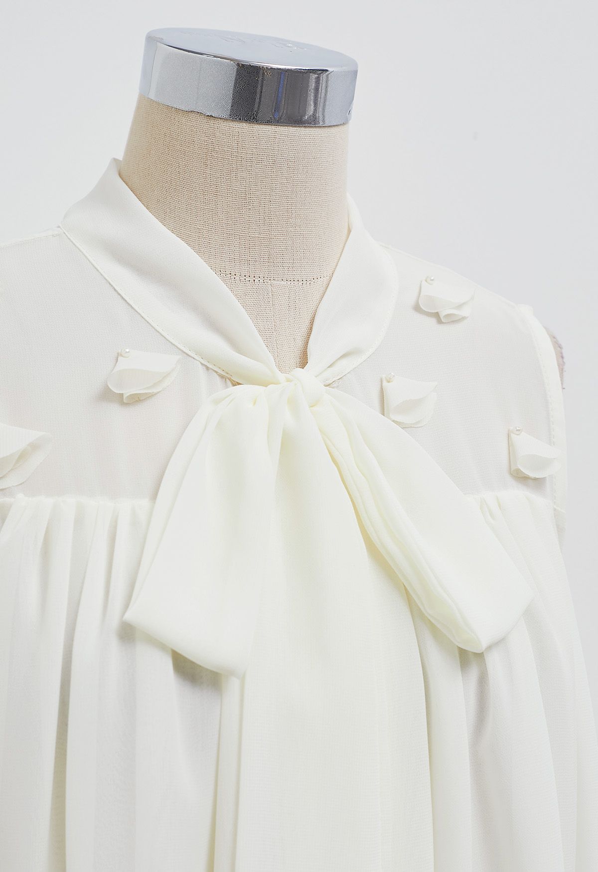 Ärmelloses Chiffon-Top mit Perlenblütenblatt-Schleife in Creme