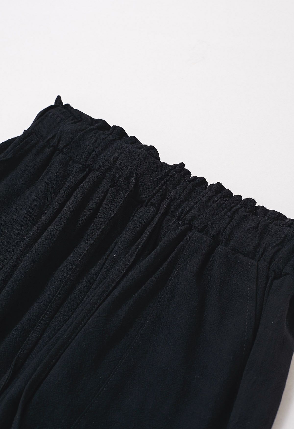 Shorts aus Leinenmischung mit Rüschendetail an der Taille in Schwarz