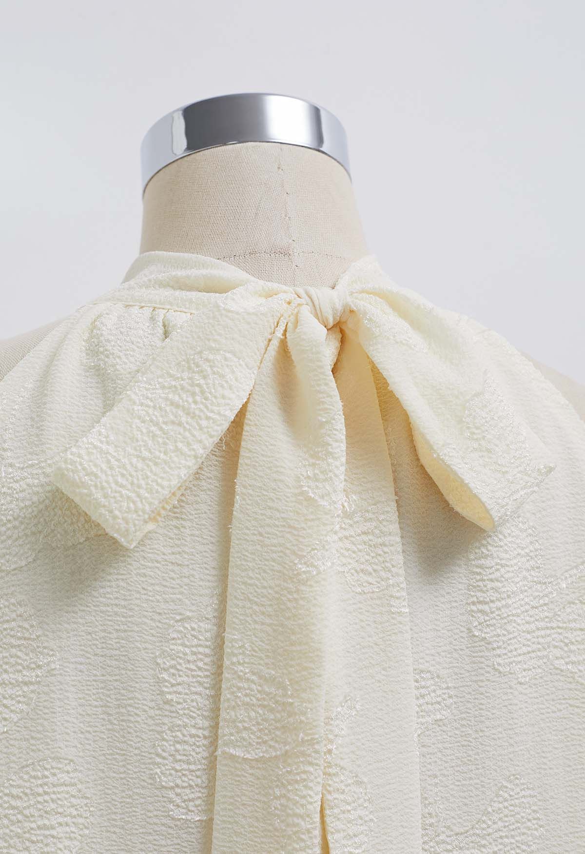 Neckholder-Top mit Schleife und Blumenprägung in Creme