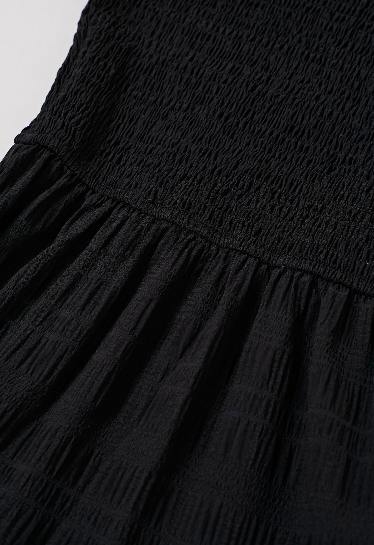 Midikleid mit Cutwork-Ärmeln und gerafftem Oberteil in Schwarz