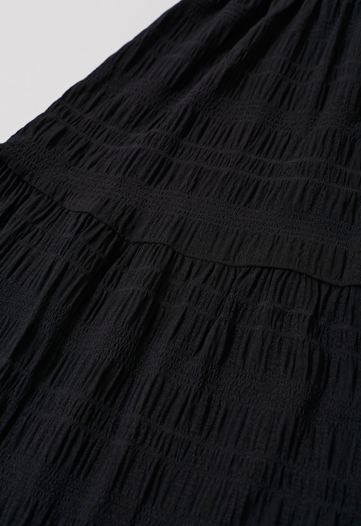 Midikleid mit Cutwork-Ärmeln und gerafftem Oberteil in Schwarz