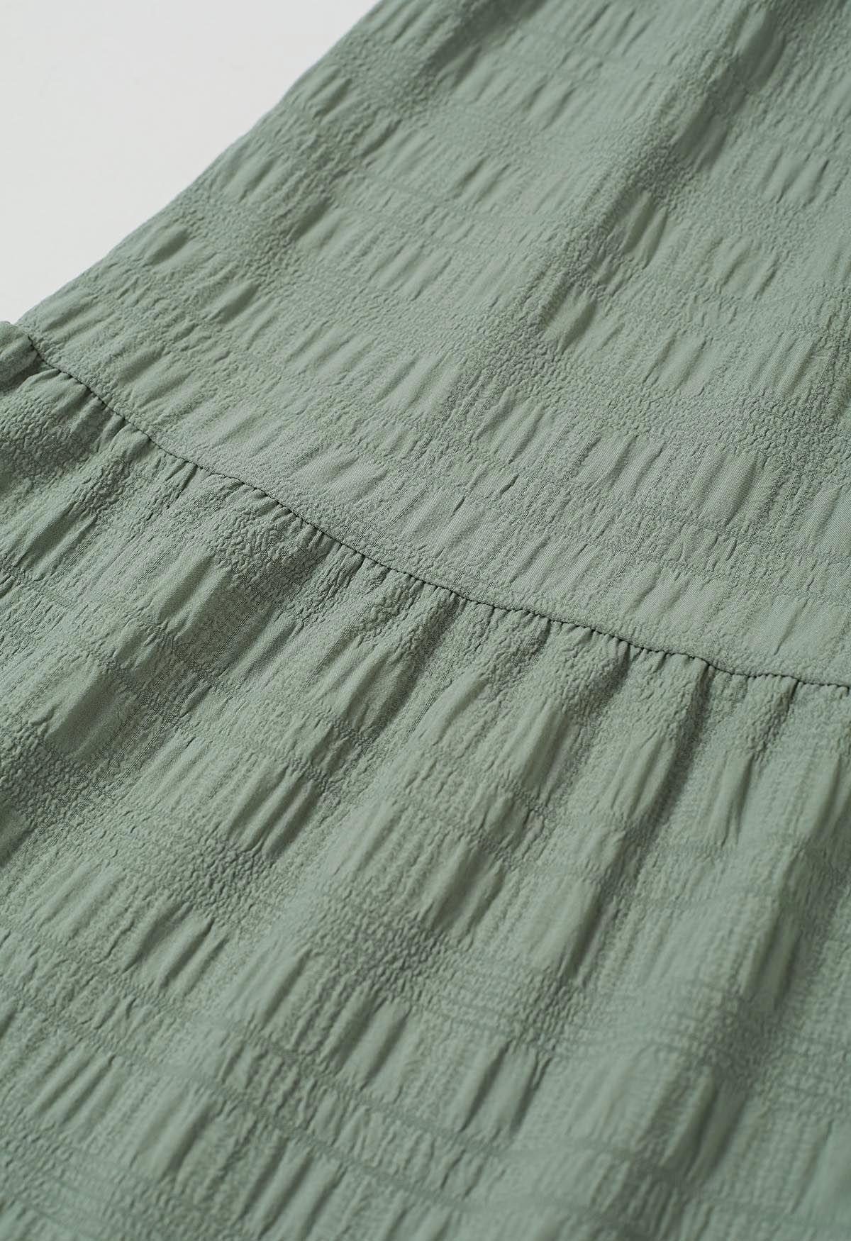 Midikleid mit Cutwork-Ärmeln und gerafftem Oberteil in Salbeigrün