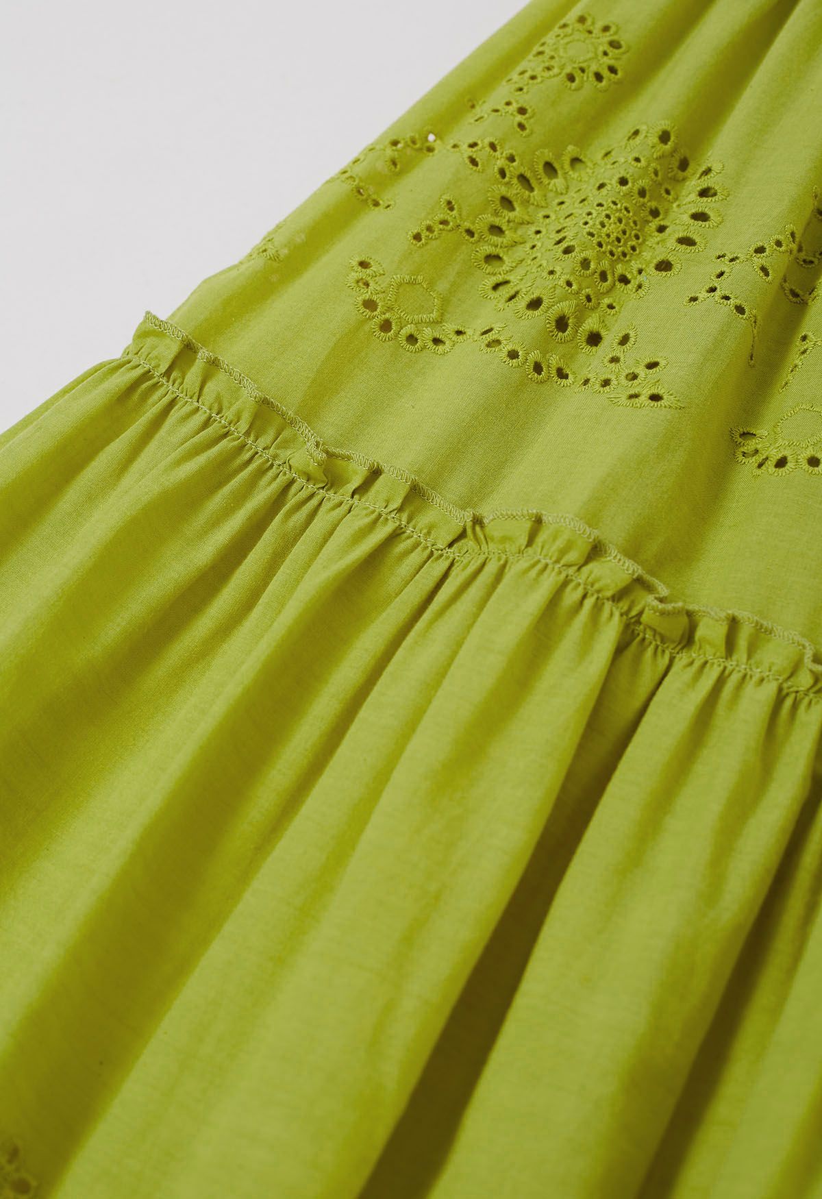 Limettengrünes Maxikleid mit gerafften Trägern und Stickereien