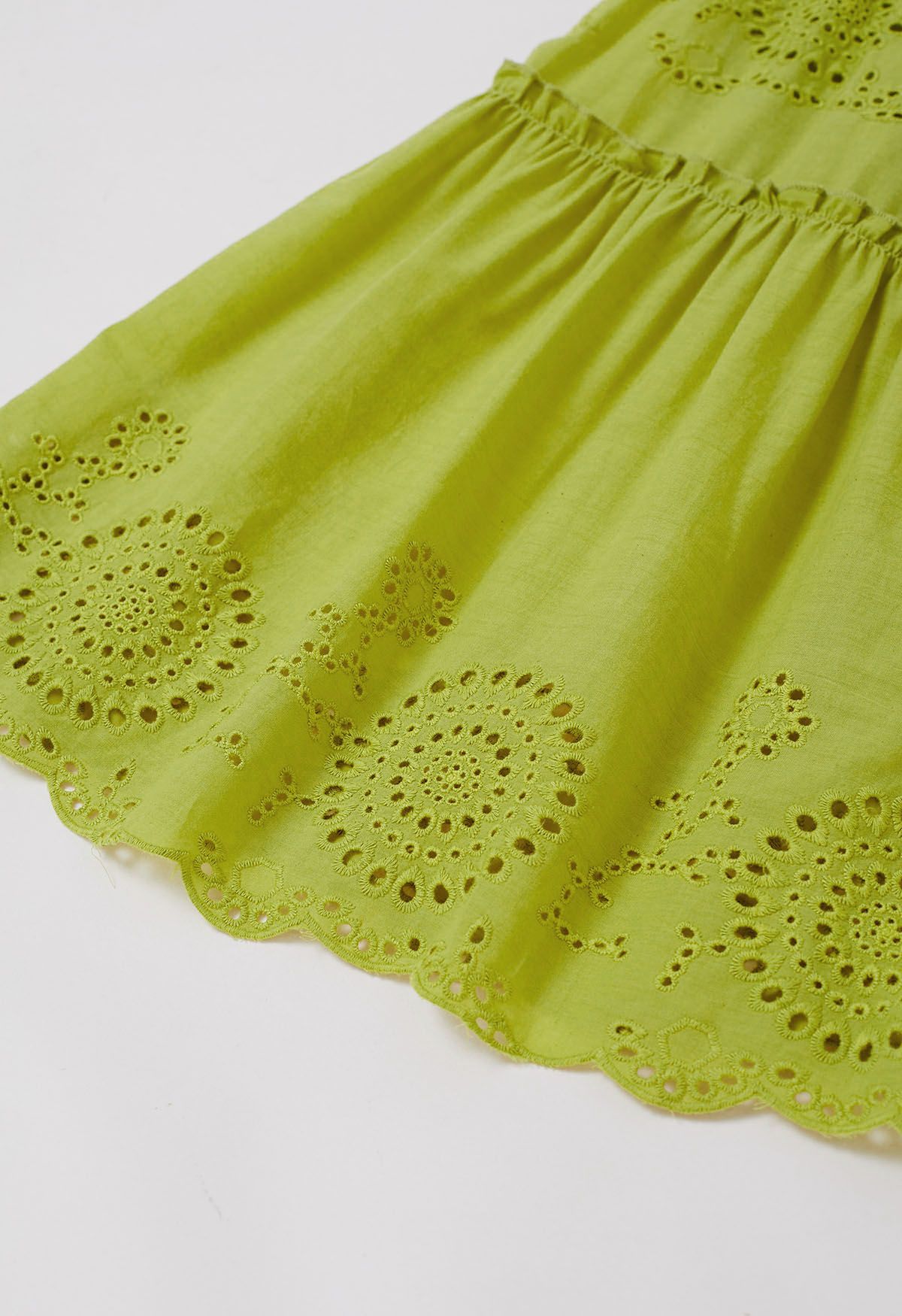 Limettengrünes Maxikleid mit gerafften Trägern und Stickereien