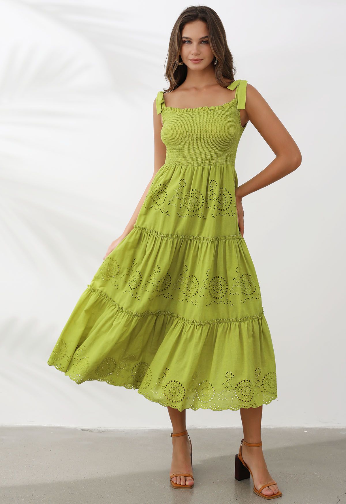 Limettengrünes Maxikleid mit gerafften Trägern und Stickereien