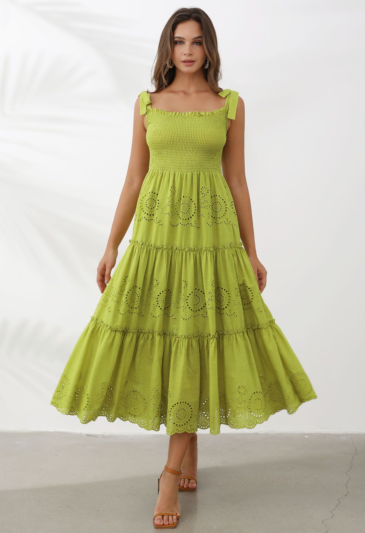 Limettengrünes Maxikleid mit gerafften Trägern und Stickereien