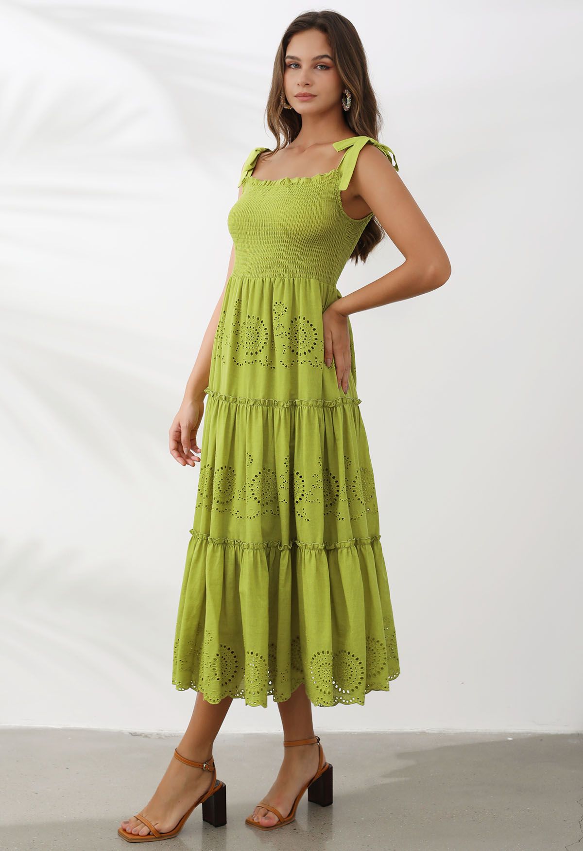 Limettengrünes Maxikleid mit gerafften Trägern und Stickereien