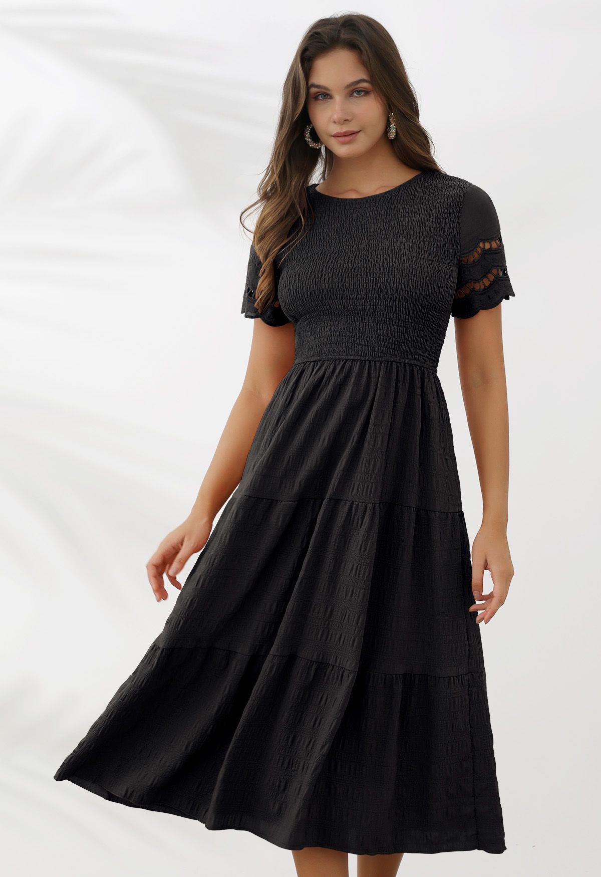 Midikleid mit Cutwork-Ärmeln und gerafftem Oberteil in Schwarz