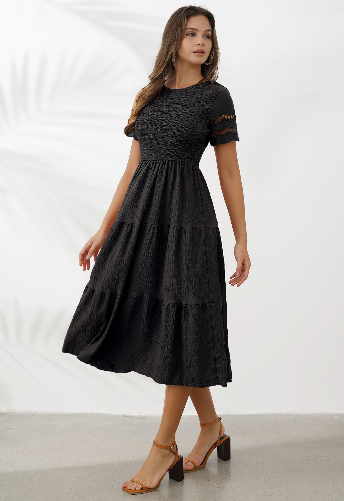 Midikleid mit Cutwork-Ärmeln und gerafftem Oberteil in Schwarz