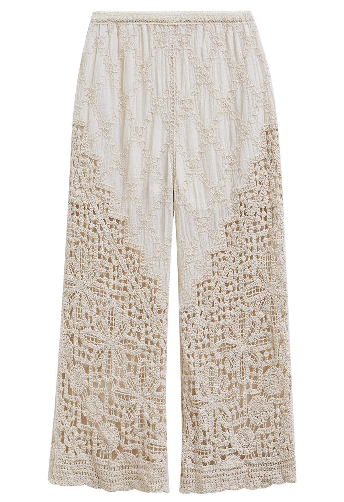 Leinenhose mit gehäkelten Blumen und Rautenmuster