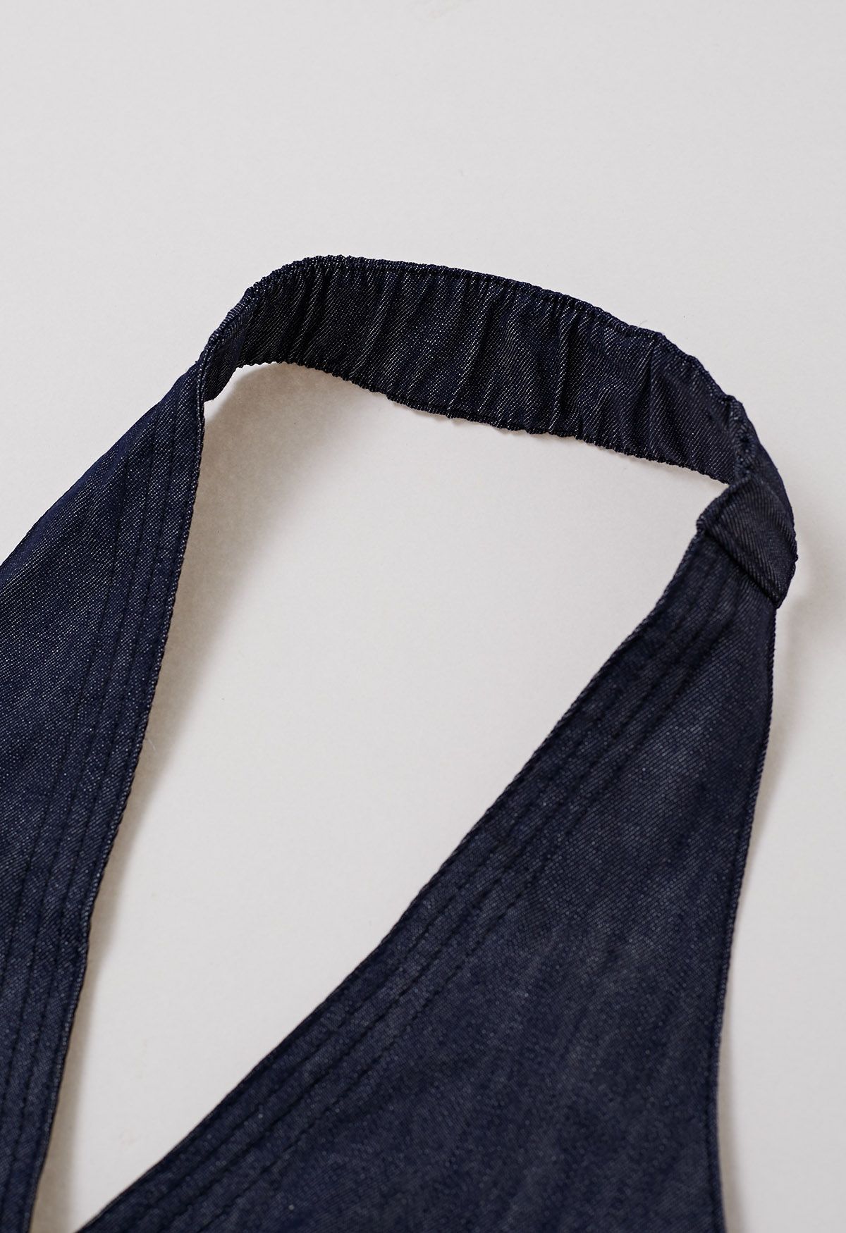 Neckholder-Top aus Denim mit Knopfleiste und Paillettensaum