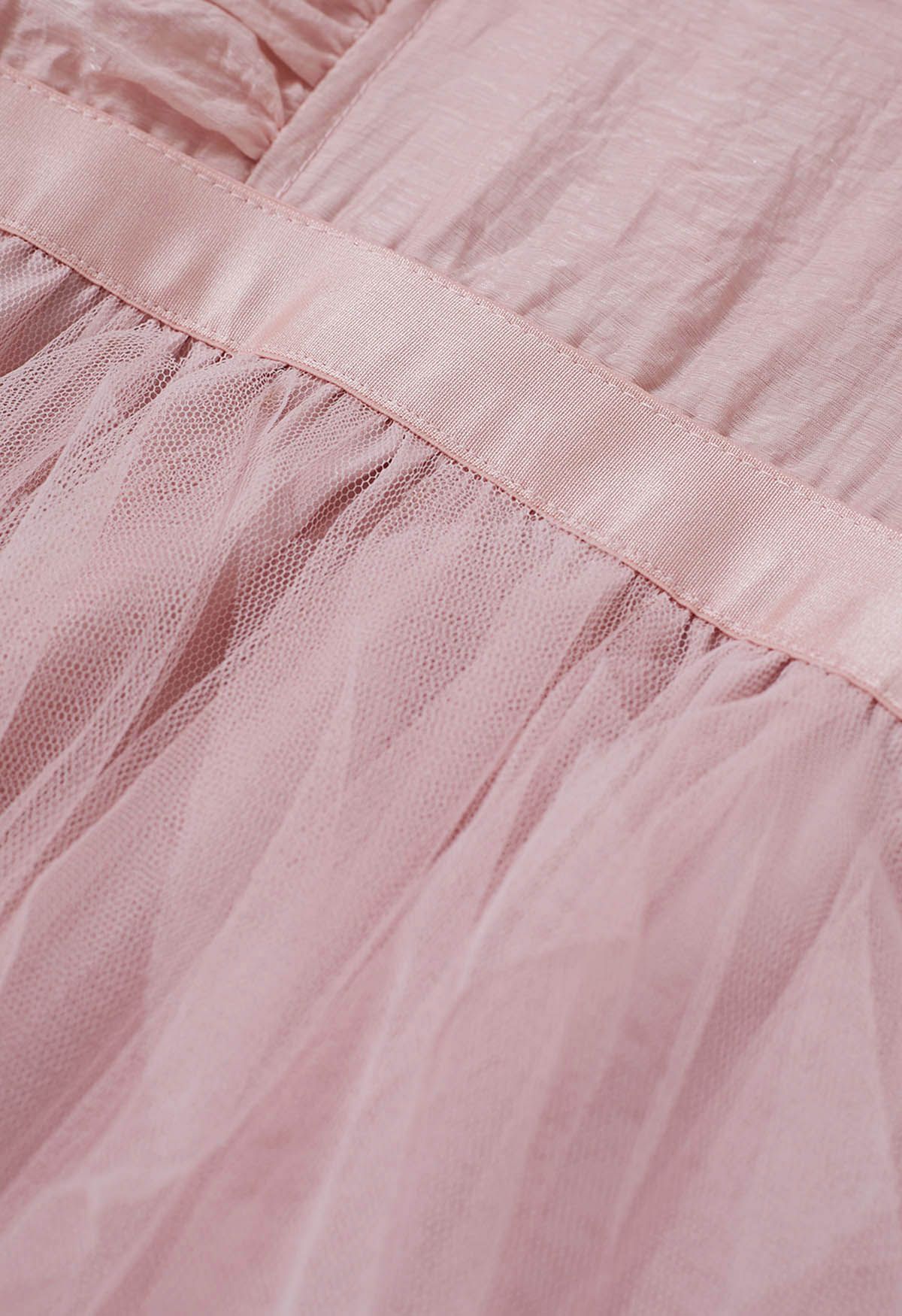 Camisole-Kleid aus Netztüll mit verdrehtem Detail in Rosa