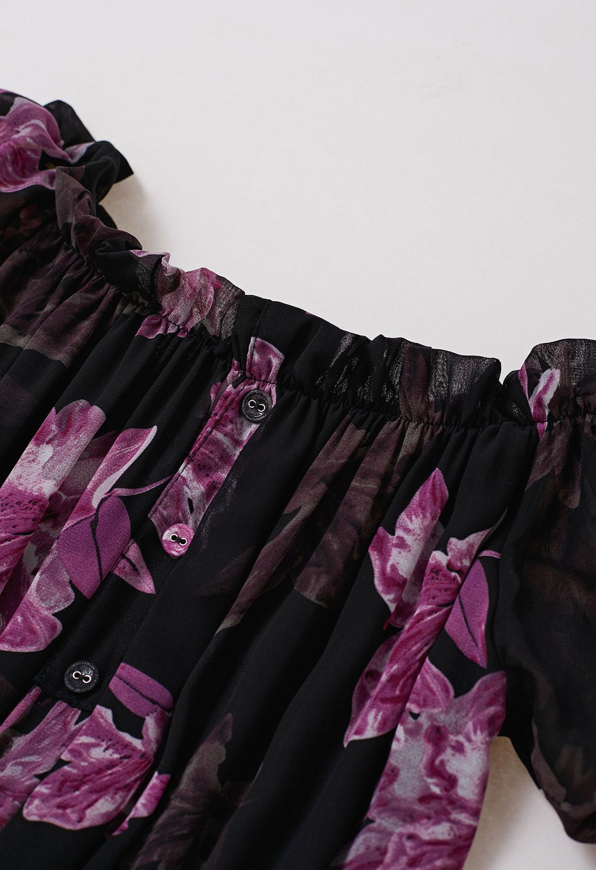 Bedrucktes, schulterfreies Midikleid aus Chiffon „Lily“ in Lila