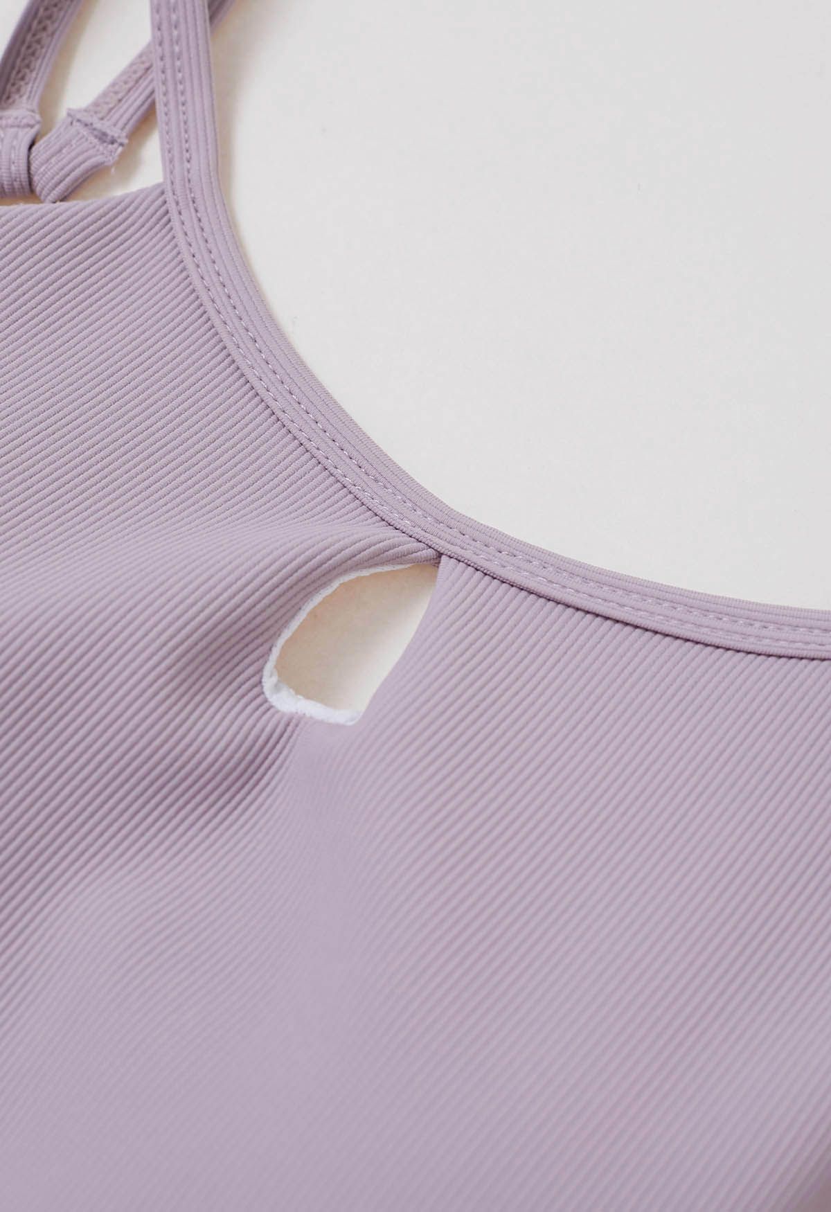 BH-Top mit Cut-out-Detail und Doppelträgern in Lavendel