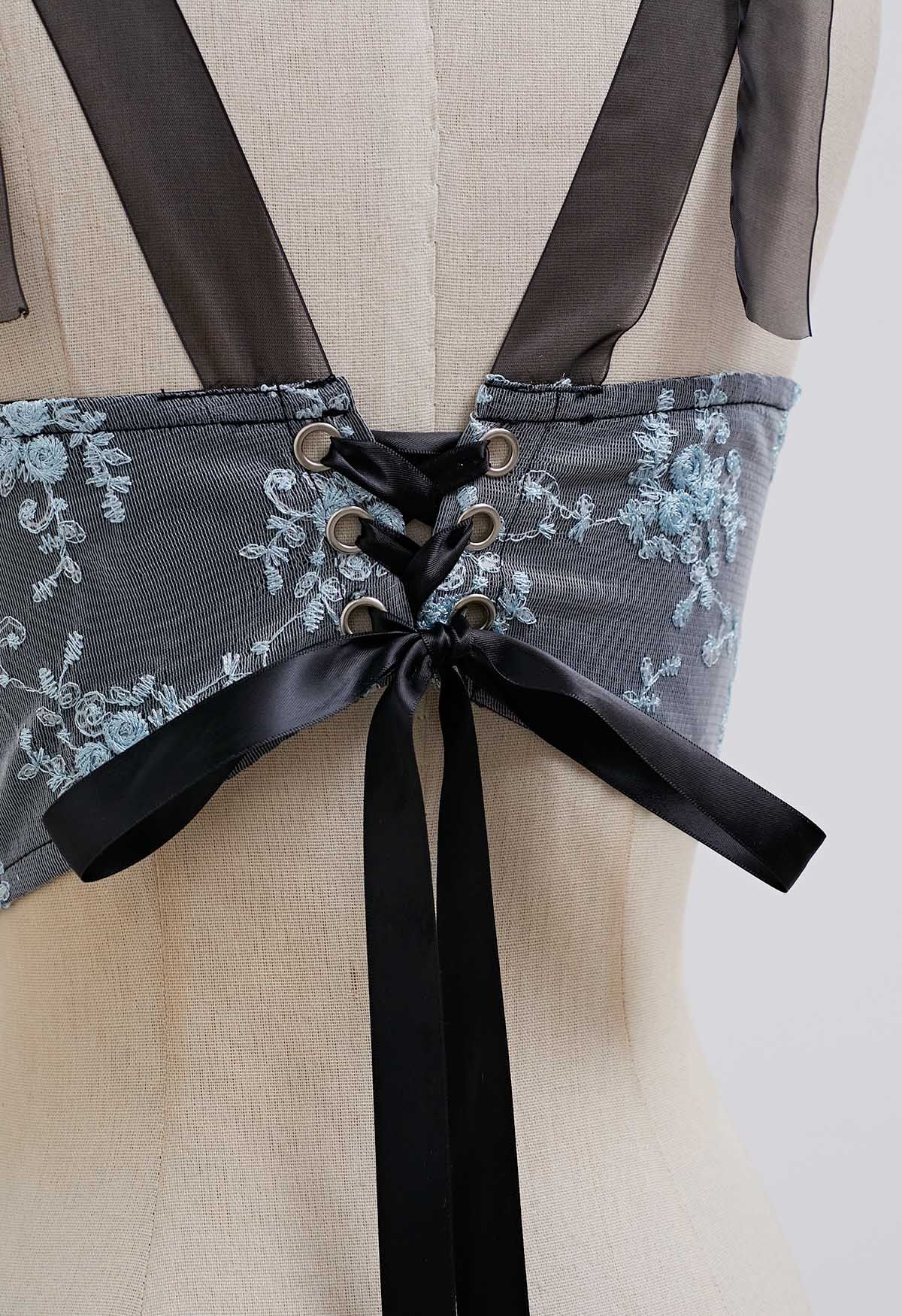 Blaues Bustier-Top mit Blumenstickerei und Bindeträgern in Rauch