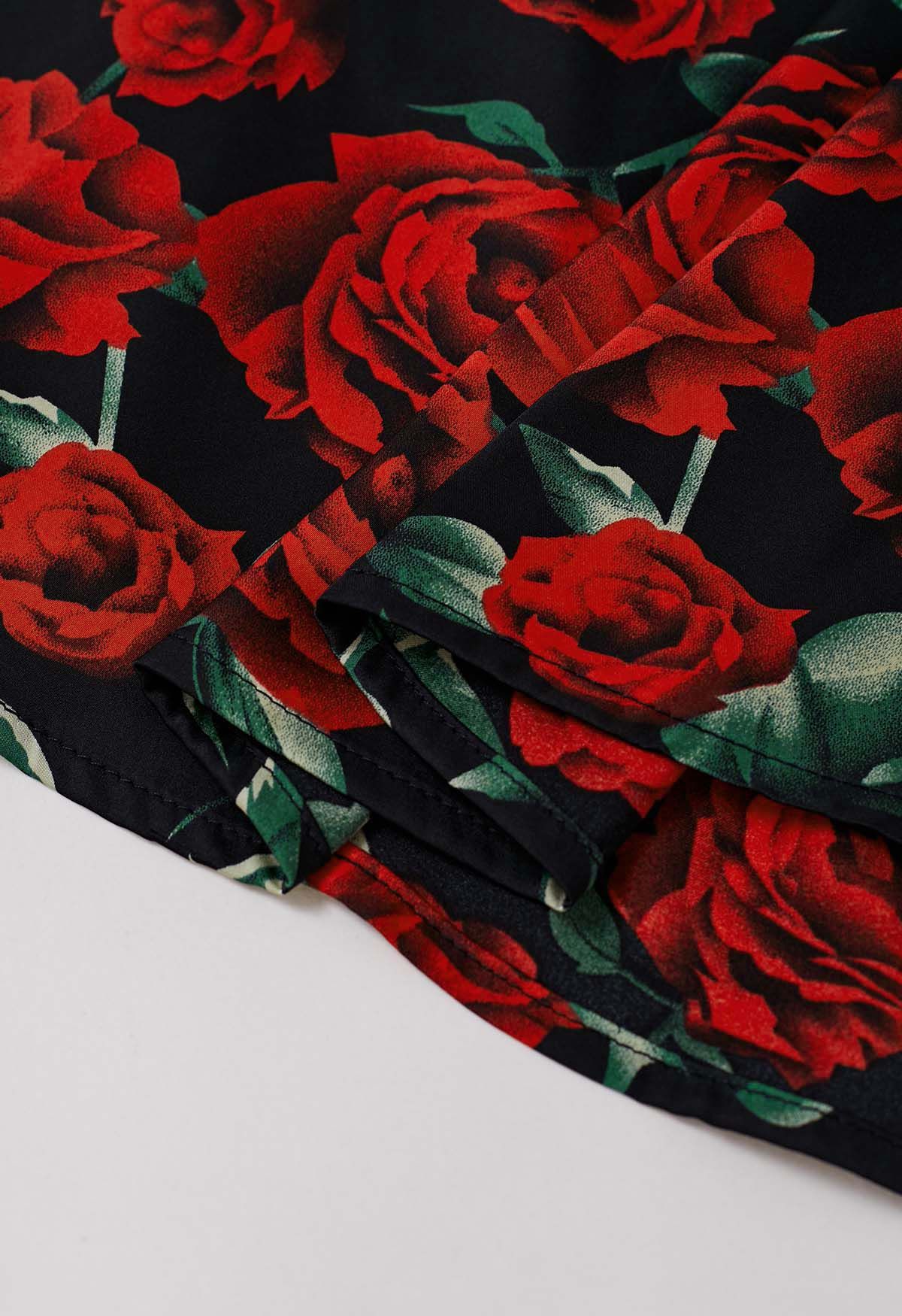 Roter Midirock mit Rosen-Print