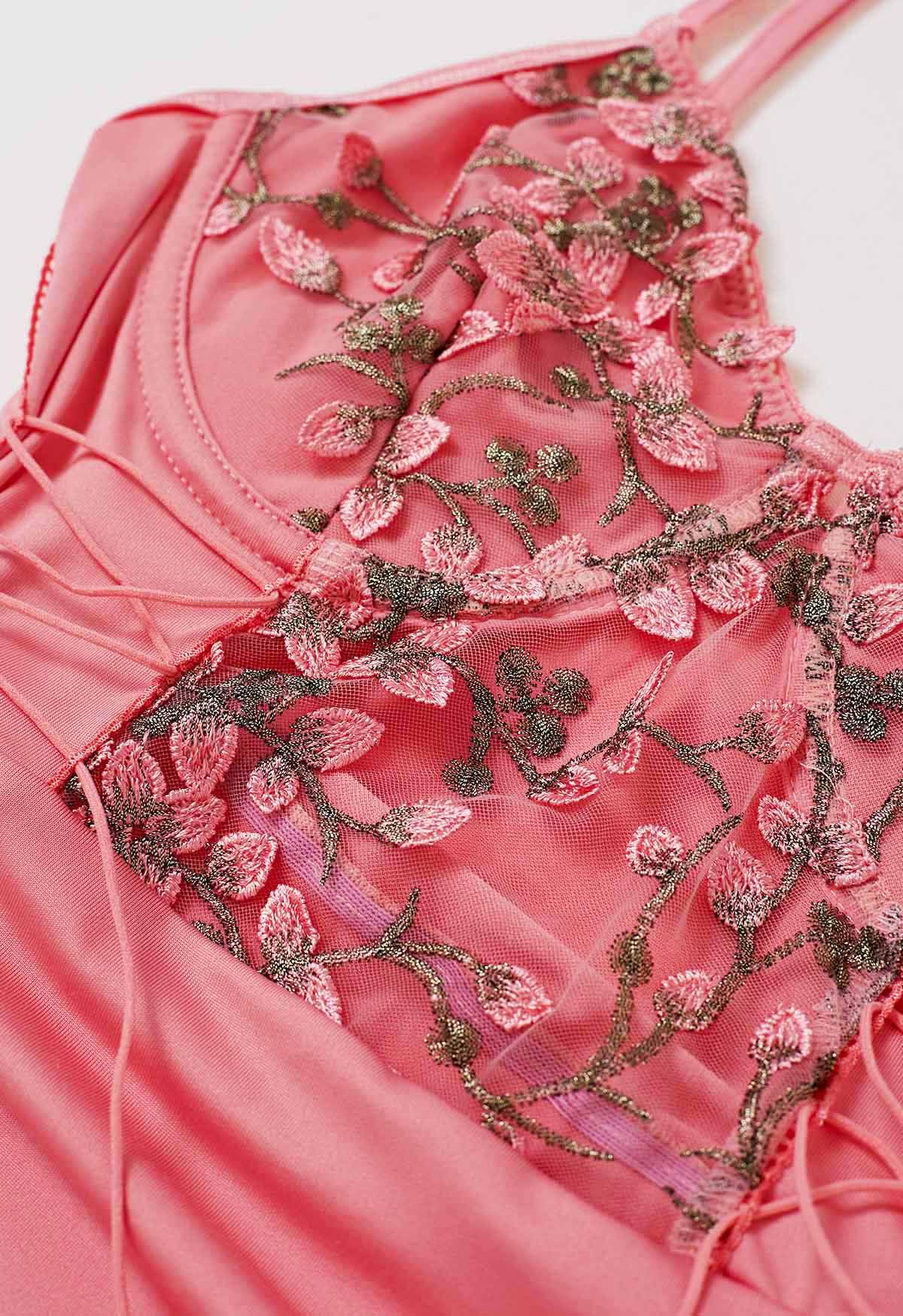 Rosa Camisole-Kleid mit Blumenstickerei, Schnürung und Rüschen