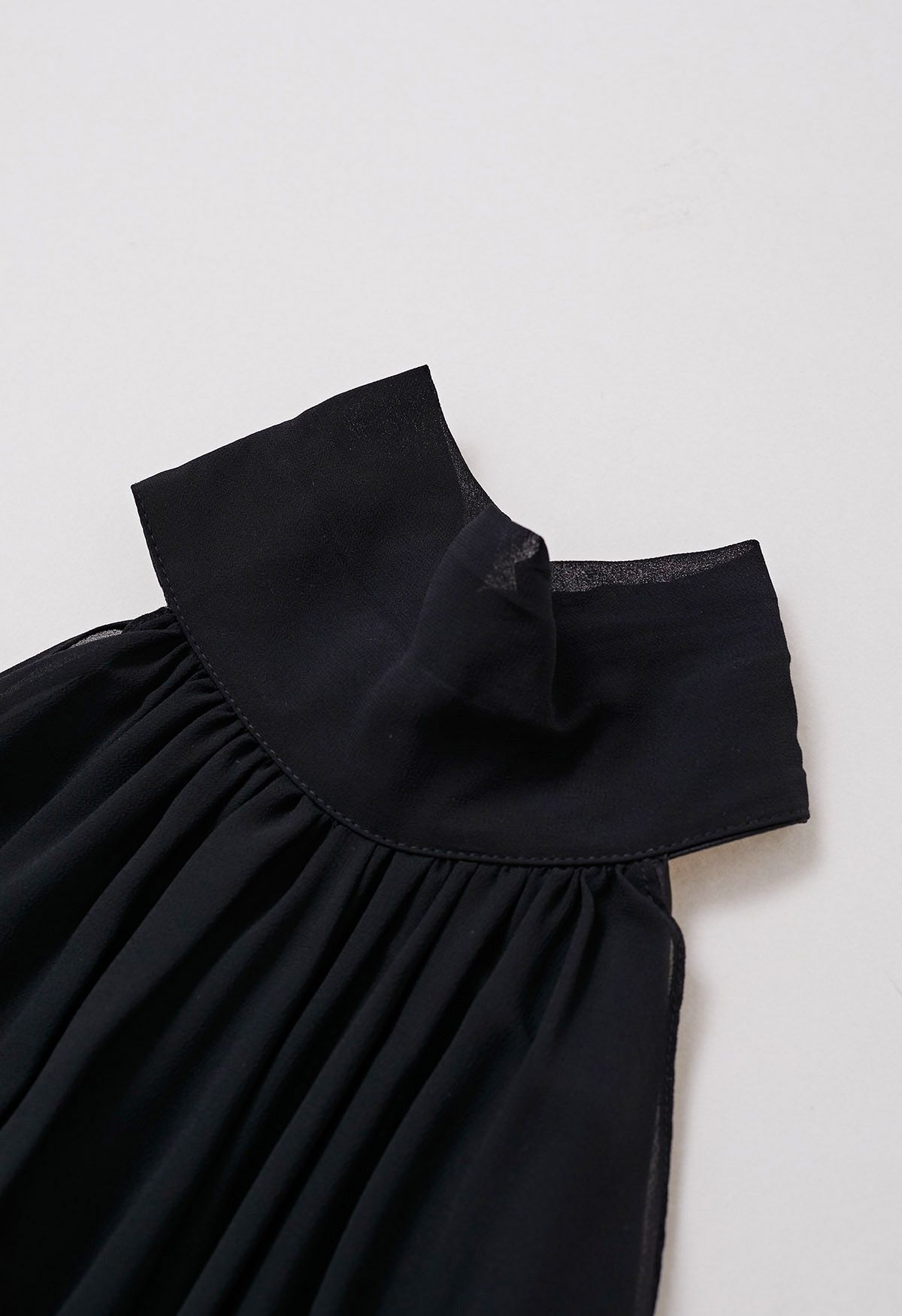 Anmutiges Neckholder-Kleid aus Chiffon und Satin in Schwarz