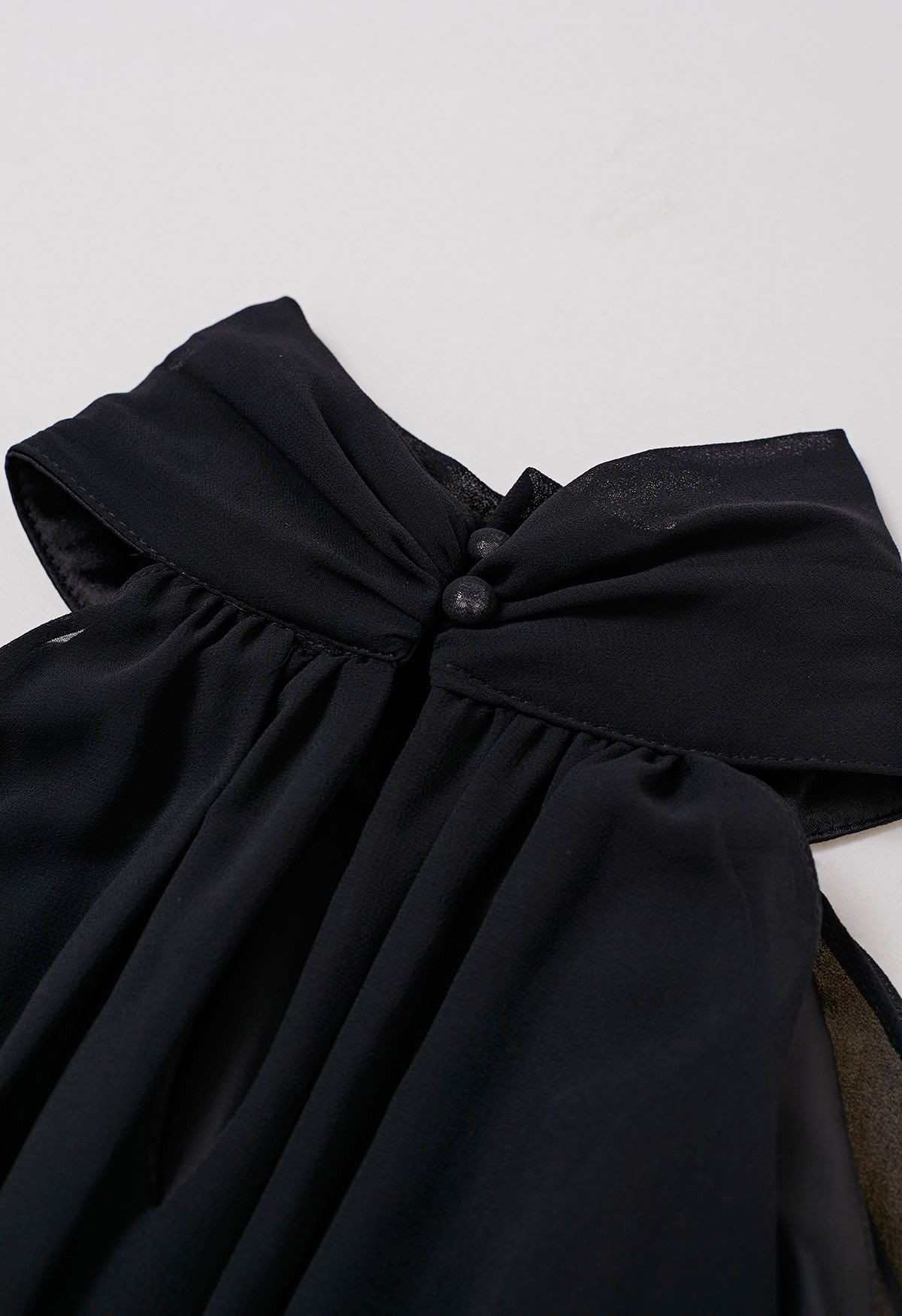 Anmutiges Neckholder-Kleid aus Chiffon und Satin in Schwarz