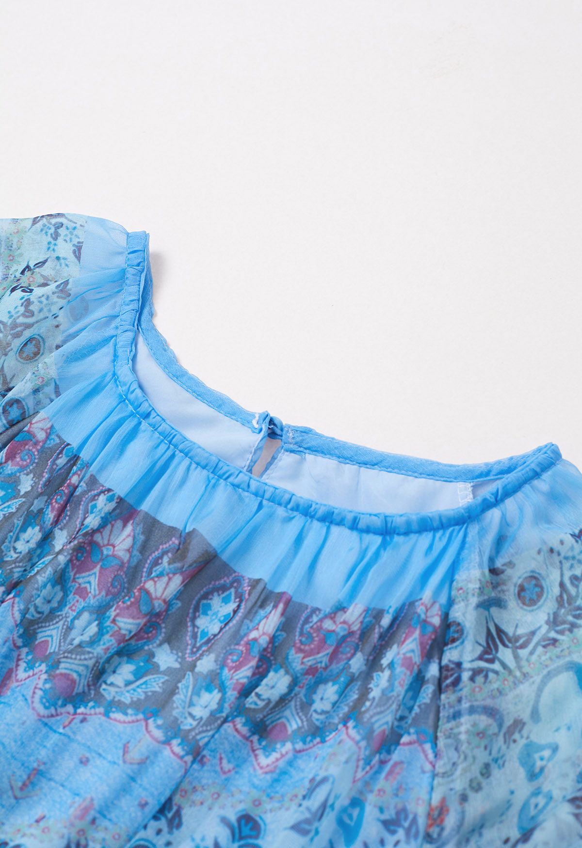 Mystic Garden – Maxikleid mit Puffärmeln und Rüschen in Blau