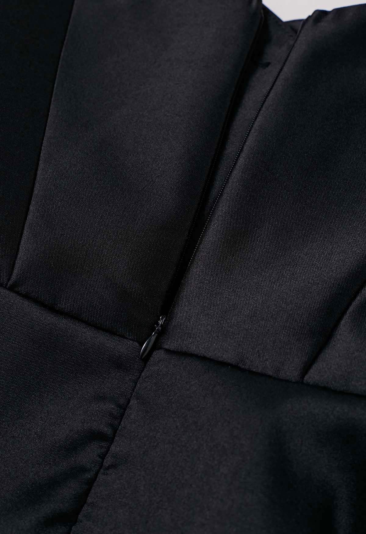 Midikleid mit Schleife an der Schulter und Zirkonia-Knöpfen in Schwarz