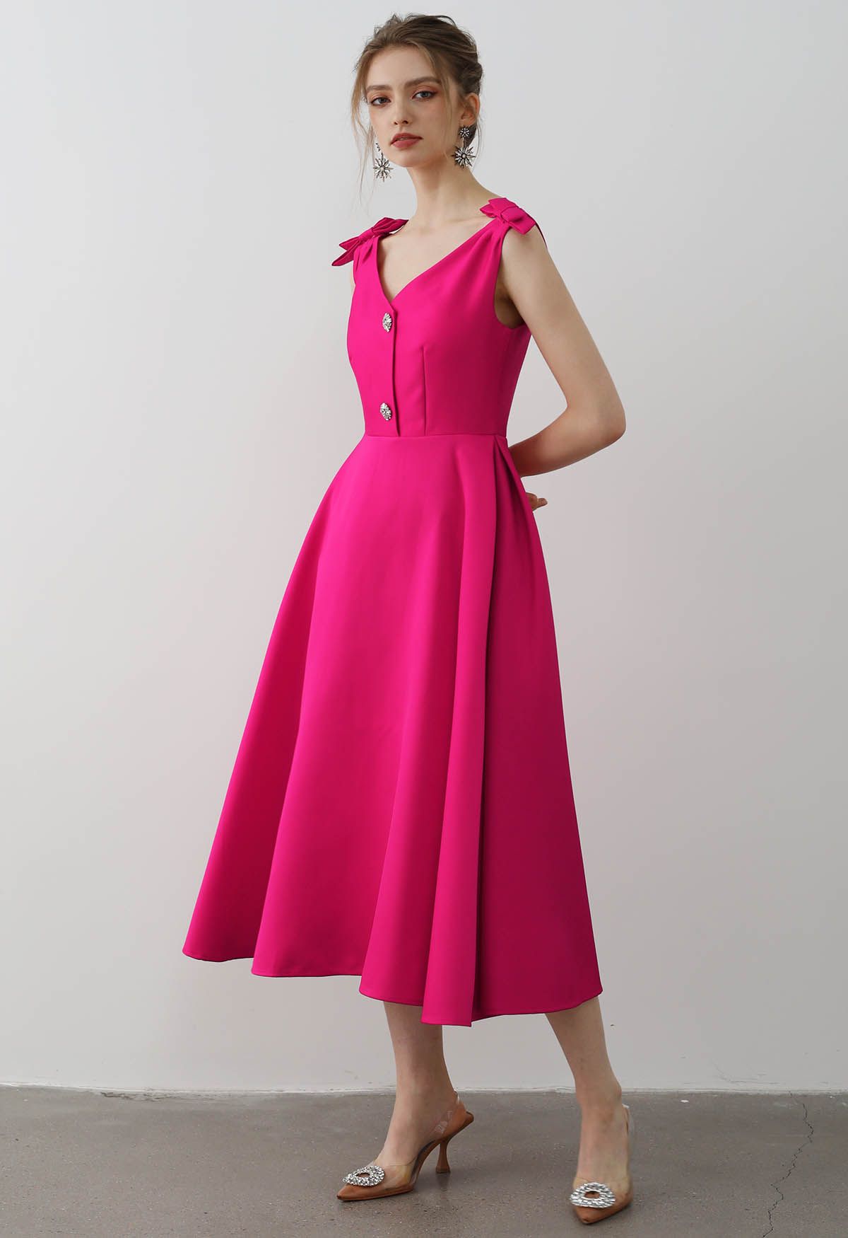 Midikleid mit Schleife an der Schulter und Zirkonia-Knöpfen in Magenta