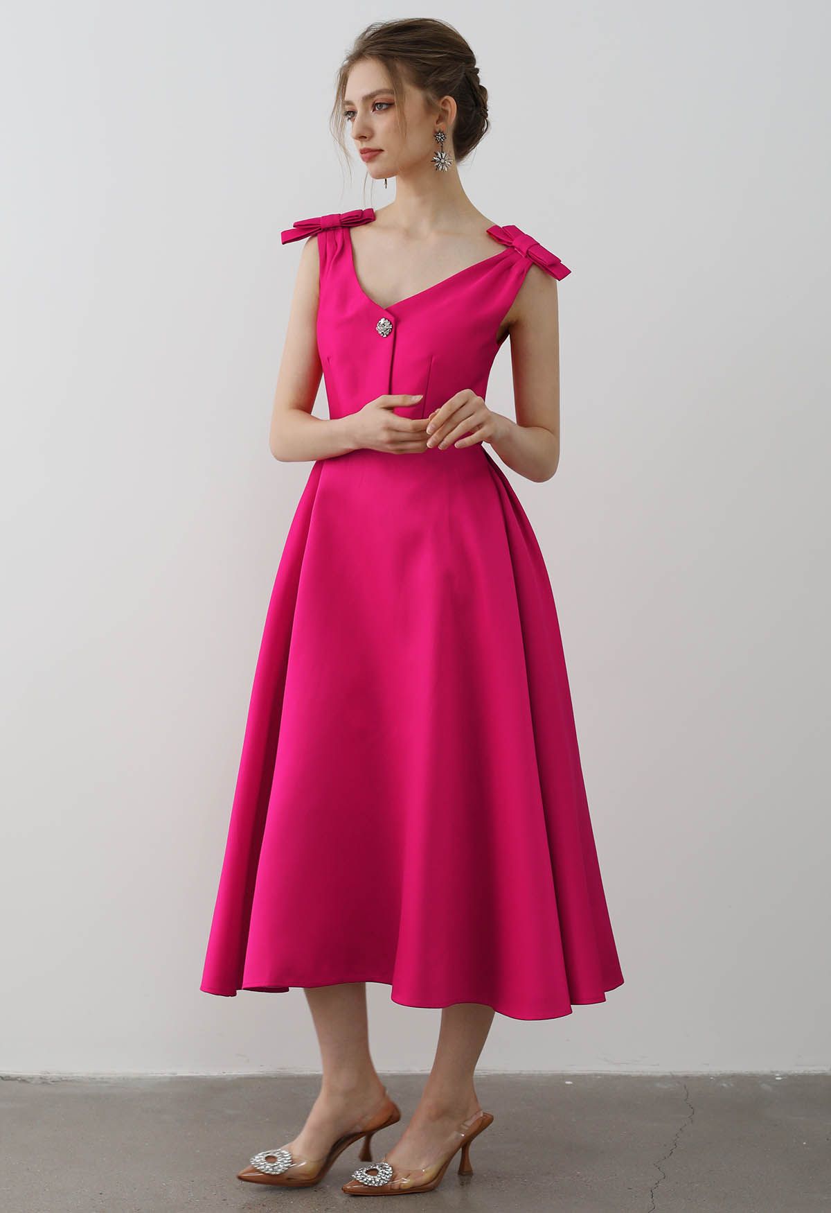 Midikleid mit Schleife an der Schulter und Zirkonia-Knöpfen in Magenta